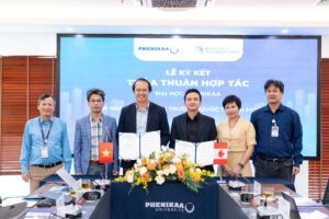 Presentation of the signed membership agreement between the IIES and Phenikaa University.