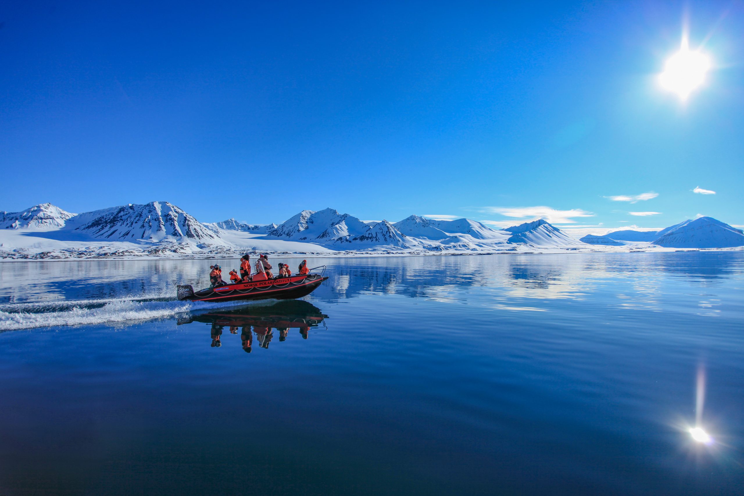 Équipe de recherche nordique à bord d'un zodiac dans les eaux de l'archipel du Svalbard dans l'océan Arctique
